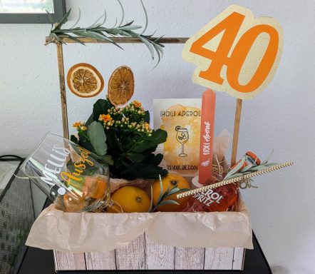 Birthday Box "Holy Aperoli" Ein Geschenkkorb mit Früchten, Pflanzen und einer "40"-Dekoration.